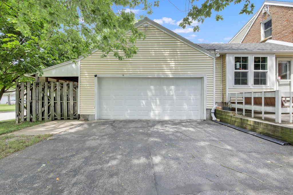 Photo of 4100 W Edgerton AVENUE, Greenfield, WI 53221 (MLS # 1942769)