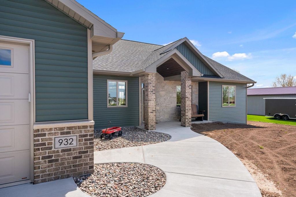Photo of 932 Meadowlark ROAD, De Pere, WI 54115 (MLS # 50325188)