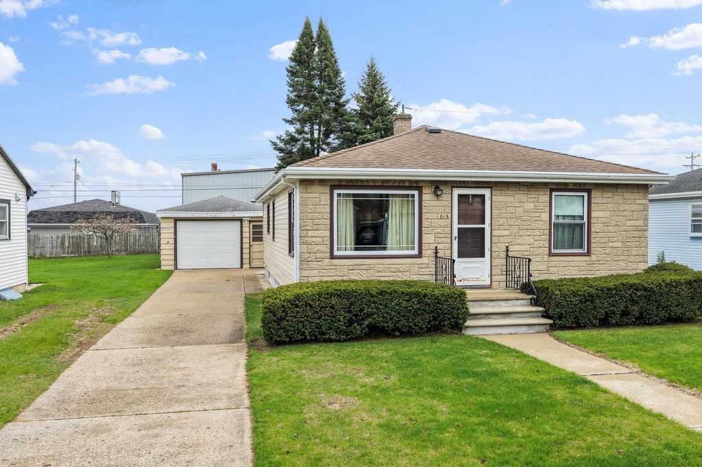 Photo of 815 Irvington STREET, Green Bay, WI 54304 (MLS # 50324642)