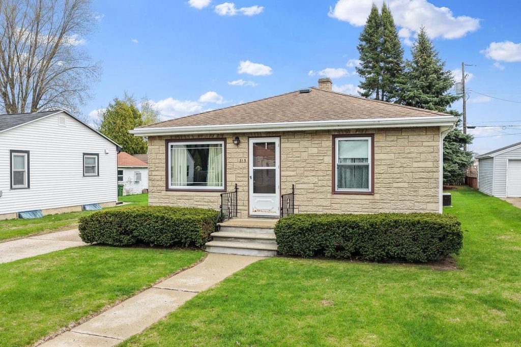 Photo of 815 Irvington STREET, Green Bay, WI 54304 (MLS # 50324642)
