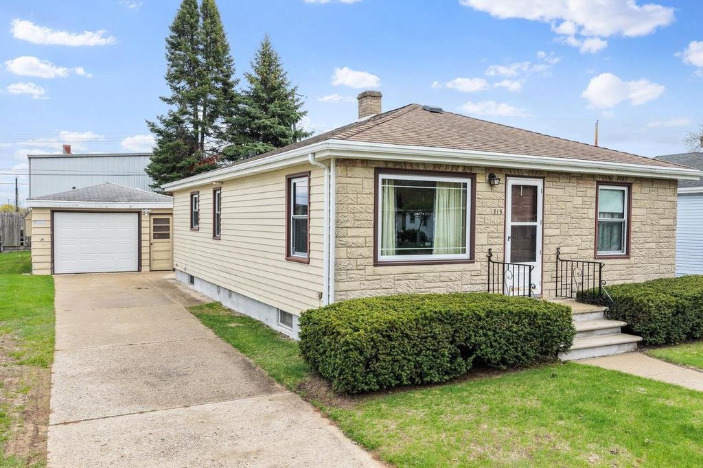 Photo of 815 Irvington STREET, Green Bay, WI 54304 (MLS # 50324642)