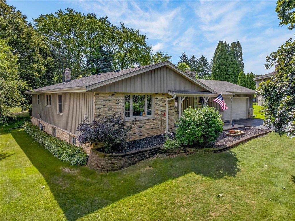 Photo of 2313 Ramshead COURT, Waukesha, WI 53188 (MLS # 2026899)