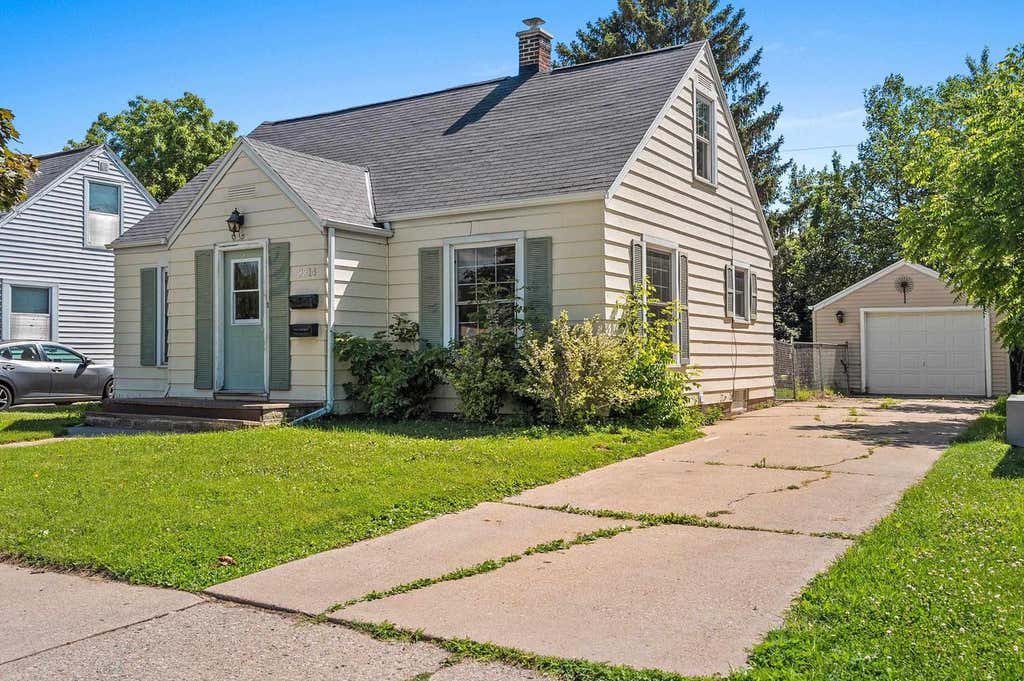 Photo of 2214 N Division STREET, Appleton, WI 54911 (MLS # 50327953)