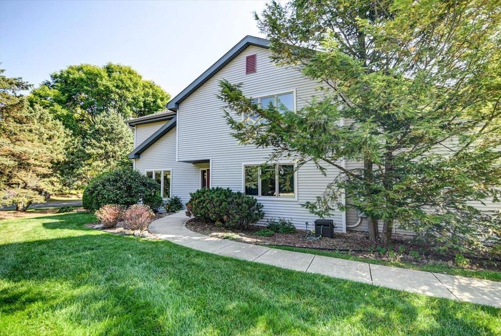 Photo of 2 Hidden Hollow TRAIL, Madison, WI 53717 (MLS # 2008418)