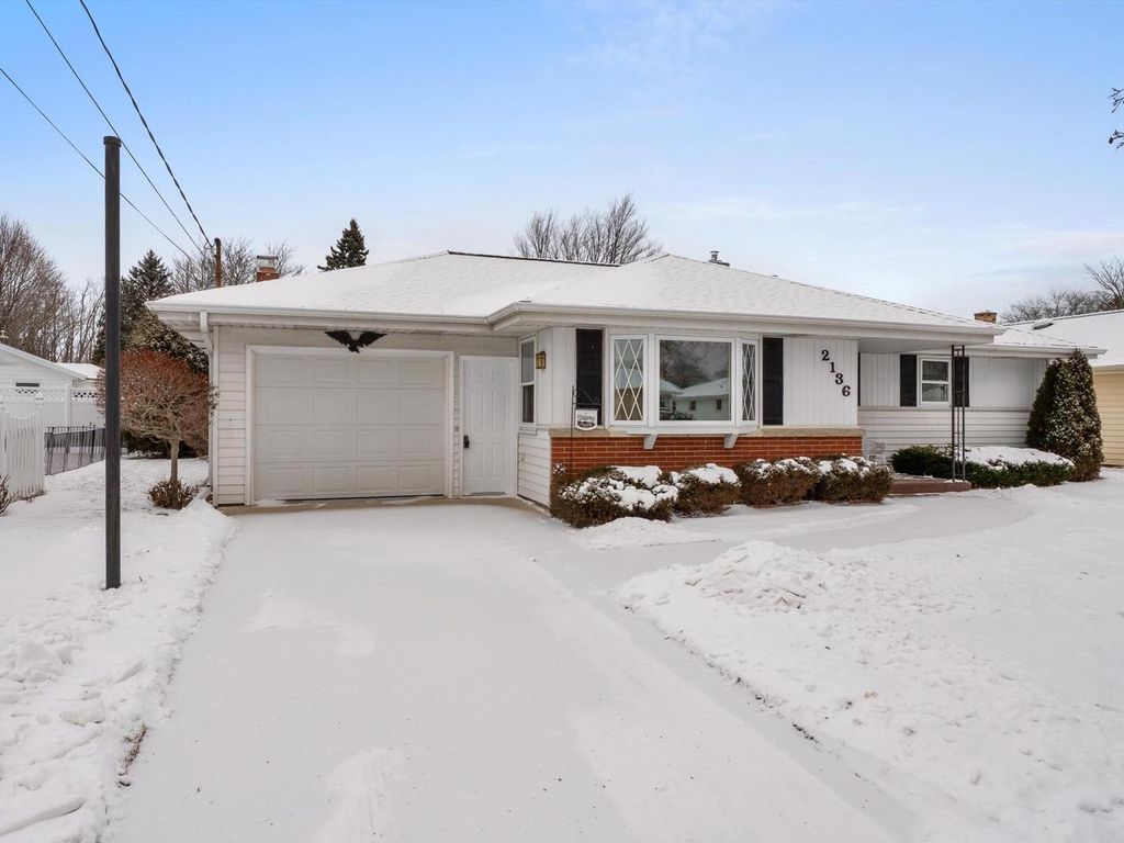 Photo of 2136 Richmond AVENUE, Manitowoc, WI 54220 (MLS # 1948150)