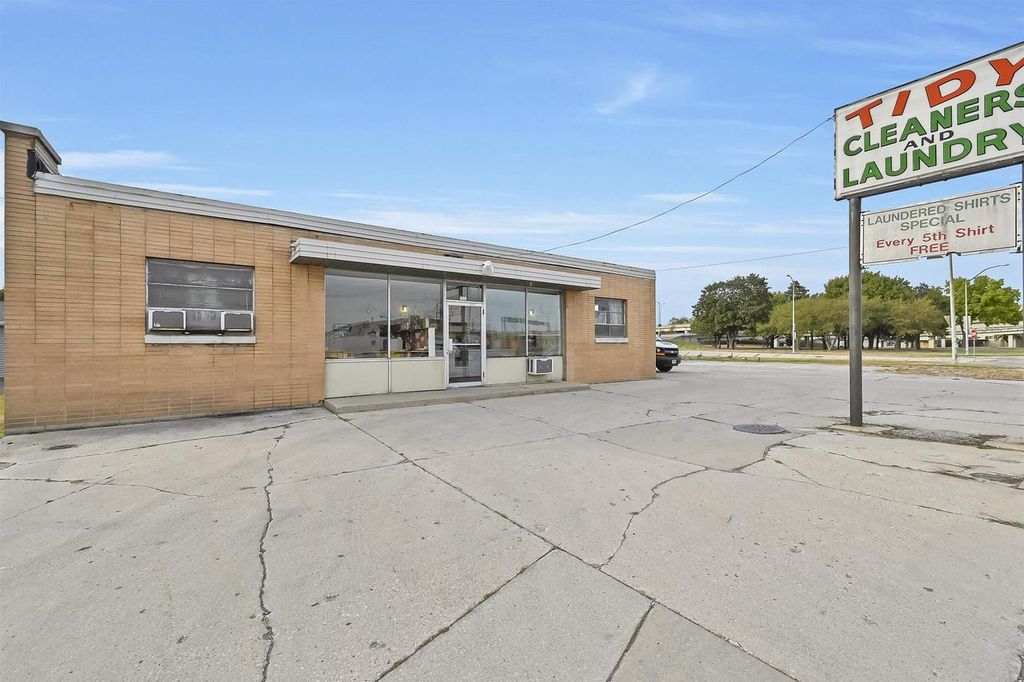 Photo of 818 S Broadway, Green Bay, WI 54304 (MLS # 50320867)