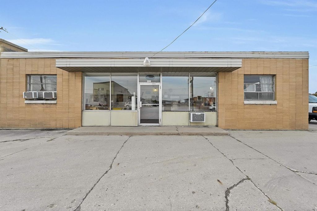 Photo of 818 S Broadway, Green Bay, WI 54304 (MLS # 50320867)