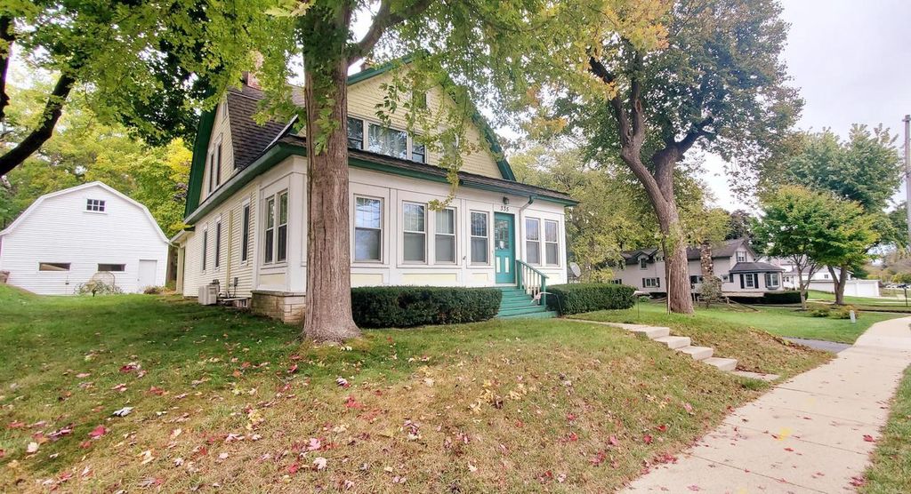 Photo of 335 W Wisconsin AVENUE, Pewaukee, WI 53072 (MLS # 1939443)