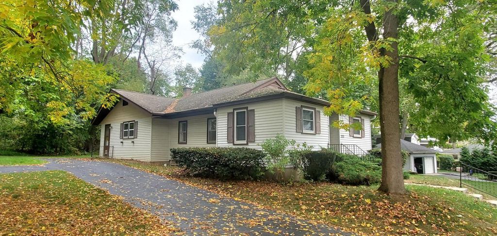Photo of 335 W Wisconsin AVENUE, Pewaukee, WI 53072 (MLS # 1939443)