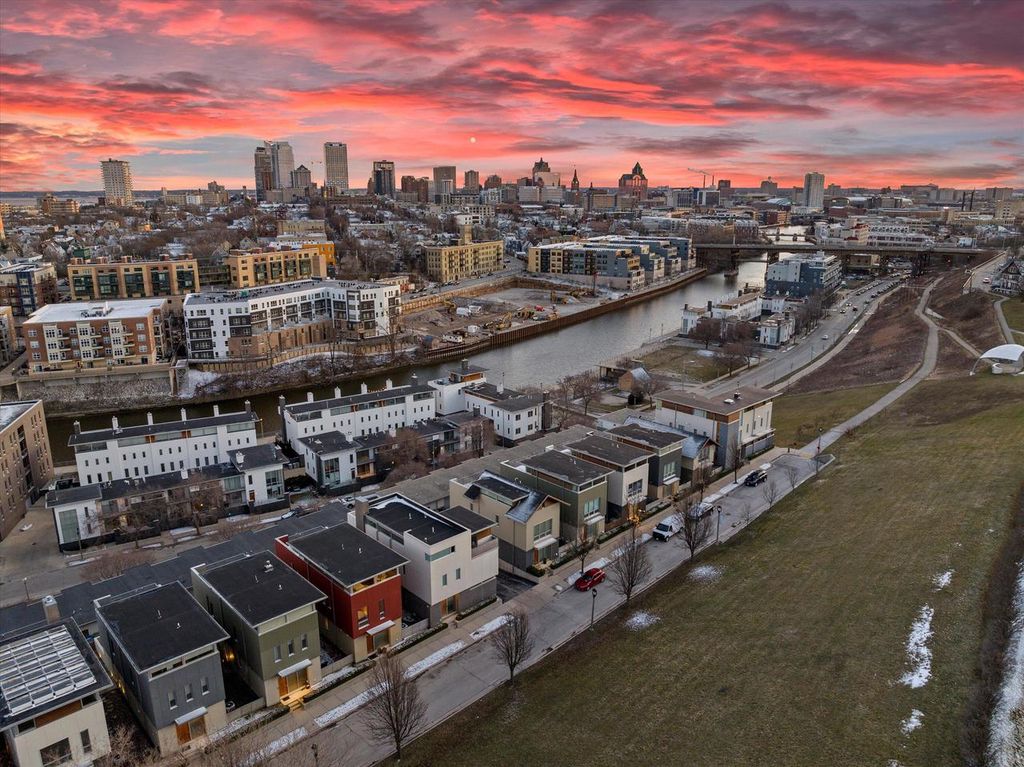 Photo of 907 E Reservoir AVENUE, Milwaukee, WI 53212 (MLS # 1945632)