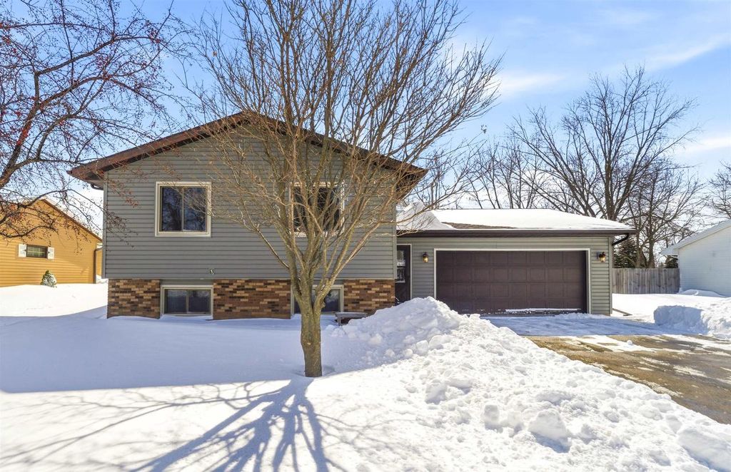 Photo of 29 Hillock COURT, Appleton, WI 54914 (MLS # 50322503)