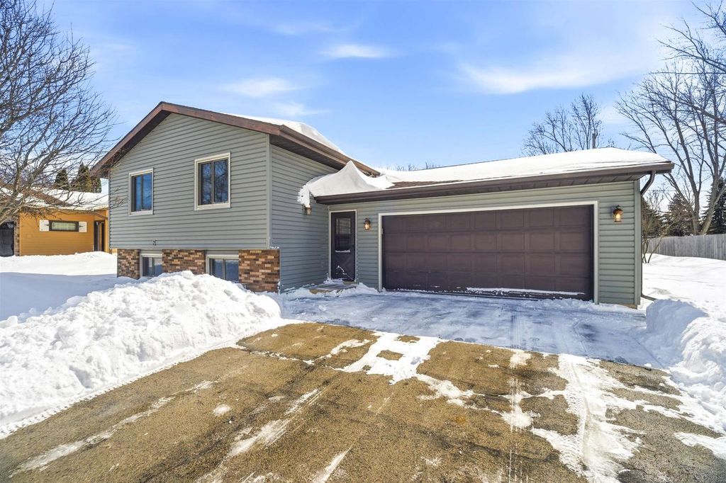 Photo of 29 Hillock COURT, Appleton, WI 54914 (MLS # 50322503)