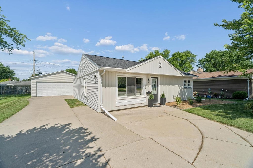 Photo of 857 Hunt AVENUE, Neenah, WI 54956 (MLS # 50328619)
