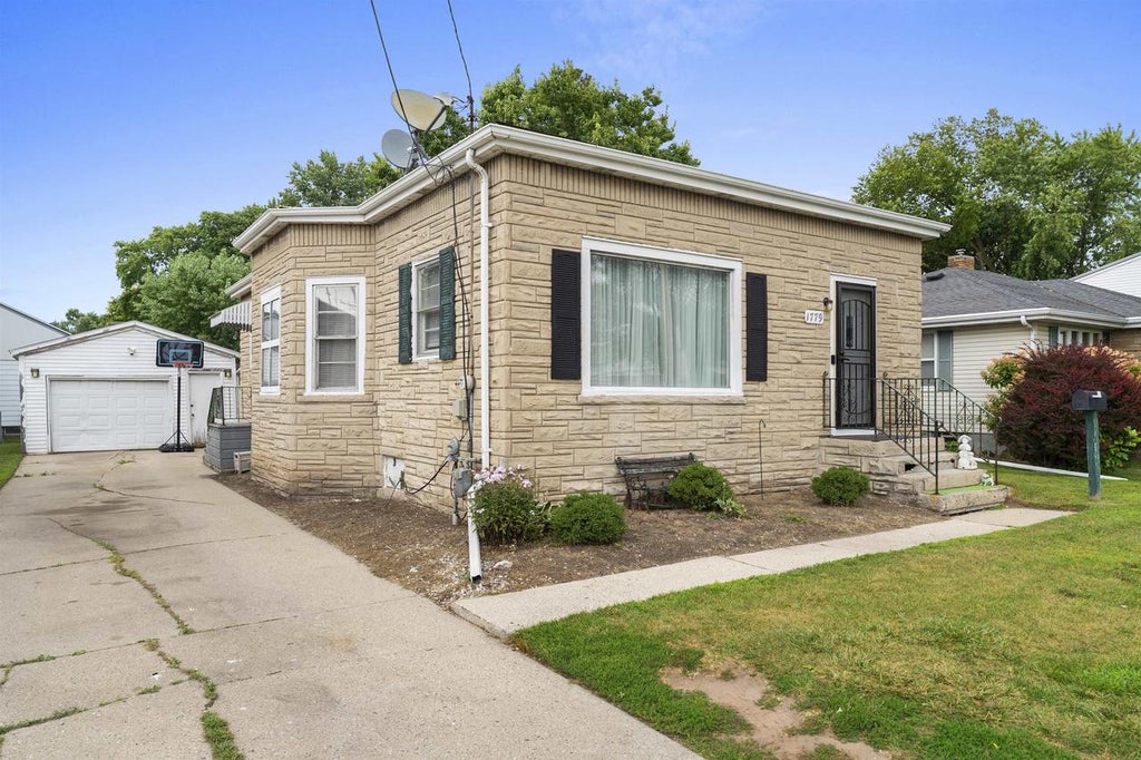 Photo of 1779 E Mason STREET, Green Bay, WI 54302 (MLS # 50330832)