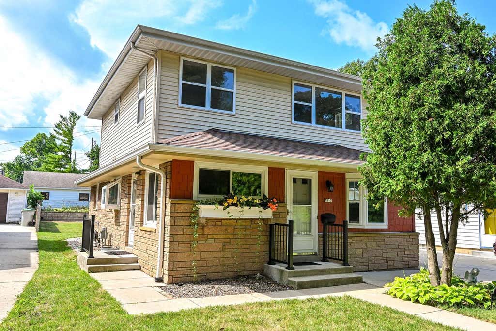Photo of 7817 W Mt. Vernon AVENUE, Milwaukee, WI 53213 (MLS # 1974685)