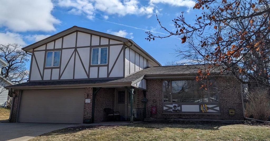 Photo of 719 Lynne DRIVE, Waukesha, WI 53186 (MLS # 1951182)