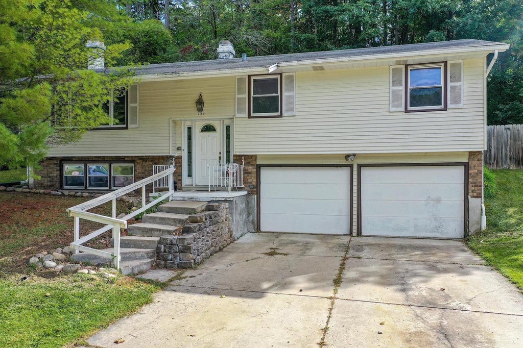 Photo of 153 Cliffview DRIVE, Green Bay, WI 54302 (MLS # 50333111)