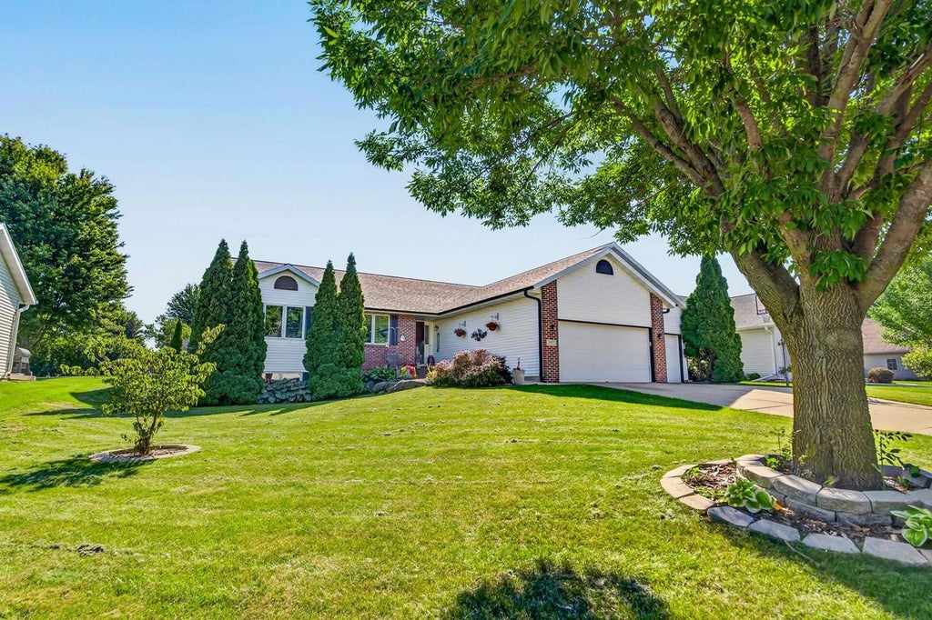 Photo of 1357 Overlook PASS, Sun Prairie, WI 53590 (MLS # 2031568)