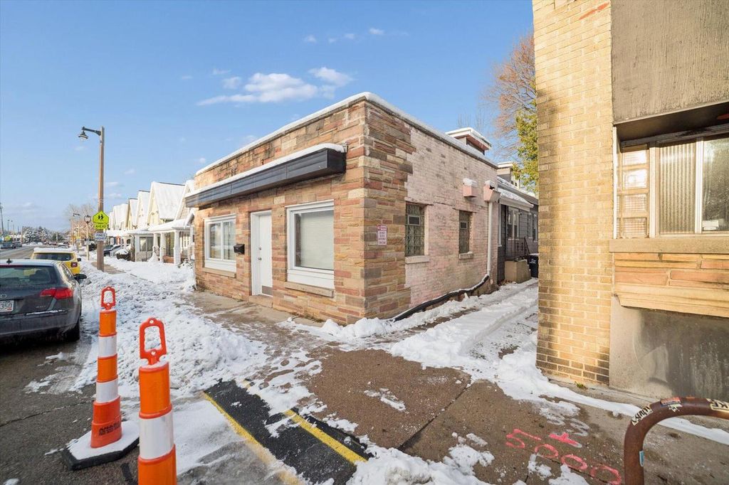 Photo of 2986 S Kinnickinnic AVENUE, Milwaukee, WI 53207 (MLS # 1944526)