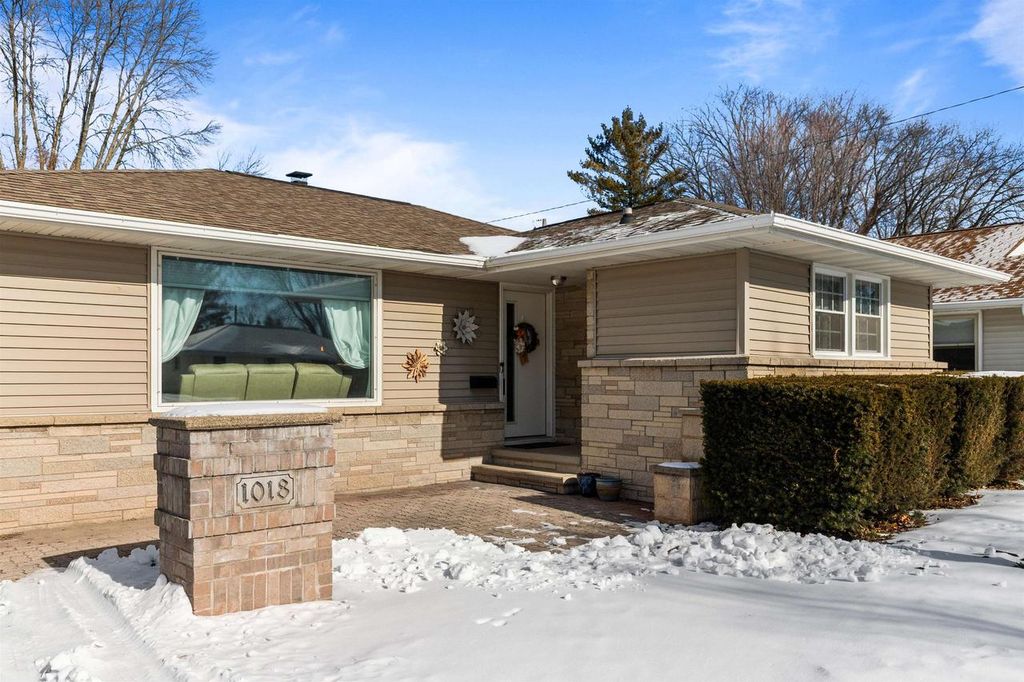 Photo of 1018 W Parkway BOULEVARD, Appleton, WI 54914 (MLS # 50320585)