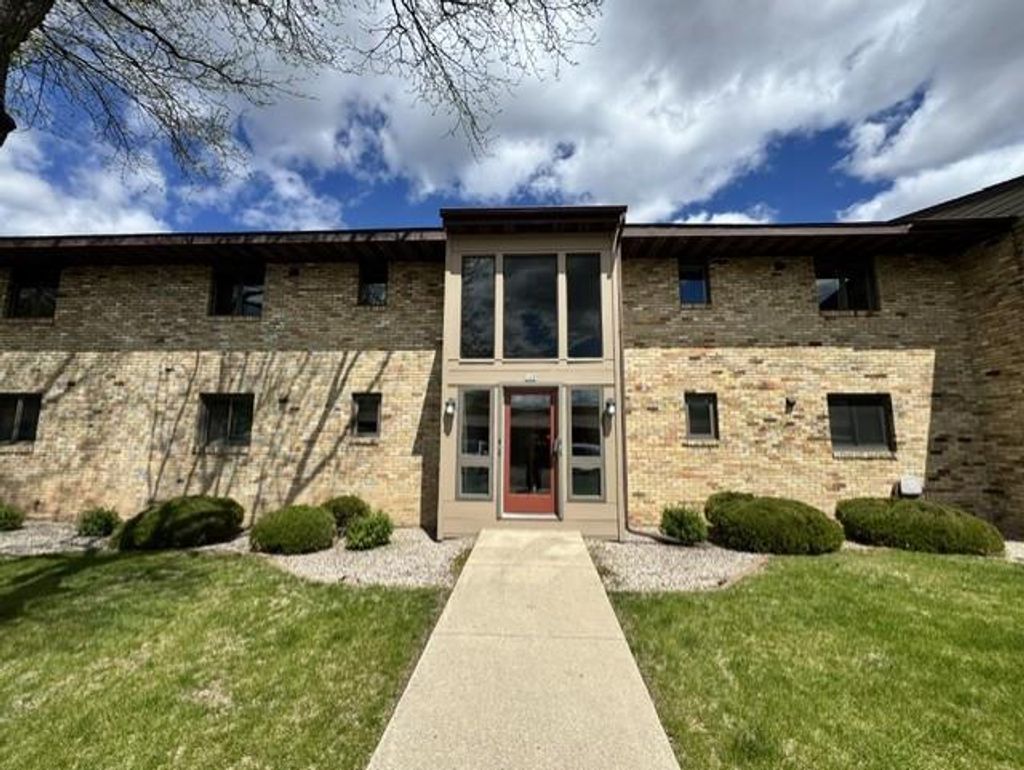 Photo of 260 N Campbell ROAD #B, Oshkosh, WI 54902 (MLS # 50325389)