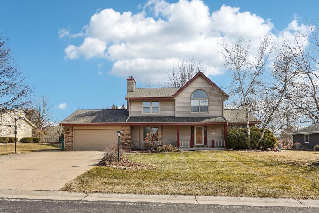 Photo of W142N10472 Magnolia DRIVE, Germantown, WI 53022 (MLS # 1955287)