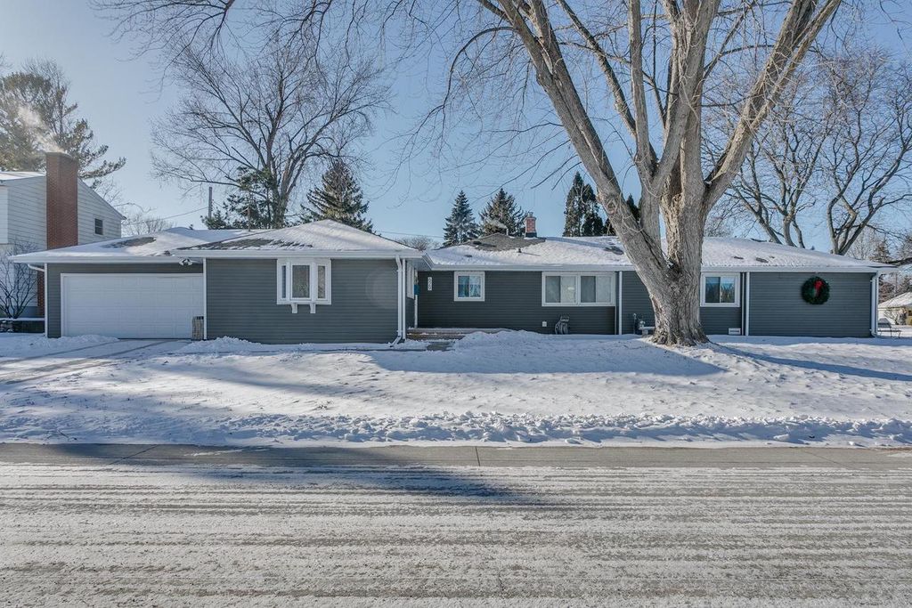 Photo of 629 Belmont COURT, Neenah, WI 54956 (MLS # 50320389)