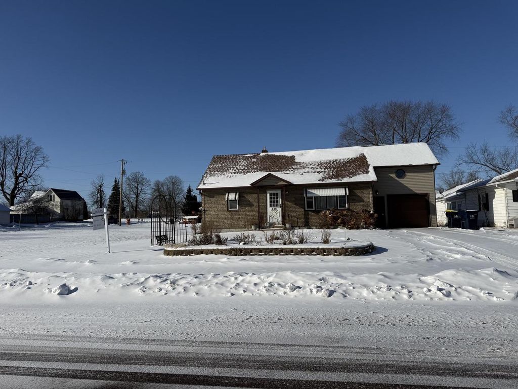Photo of 813 Hickory St, Mauston, WI 53948 (MLS # 1936366)