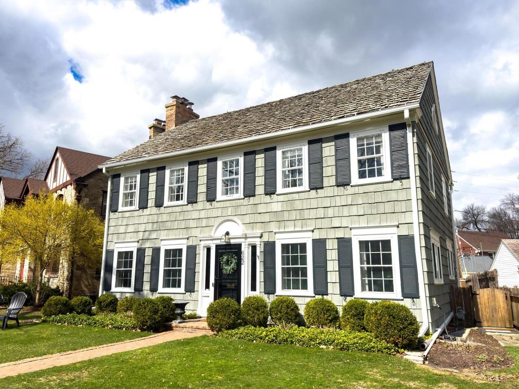 Photo of 622 E Lexington BOULEVARD, Whitefish Bay, WI 53217 (MLS # 1956483)