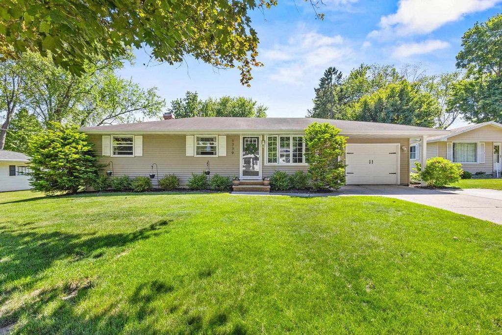Photo of 1779 Asbury CIRCLE, Green Bay, WI 54303 (MLS # 50328818)