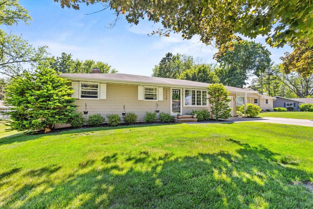 Photo of 1779 Asbury CIRCLE, Green Bay, WI 54303 (MLS # 50328818)