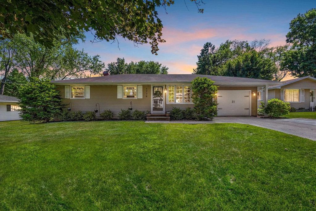 Photo of 1779 Asbury CIRCLE, Green Bay, WI 54303 (MLS # 50328818)