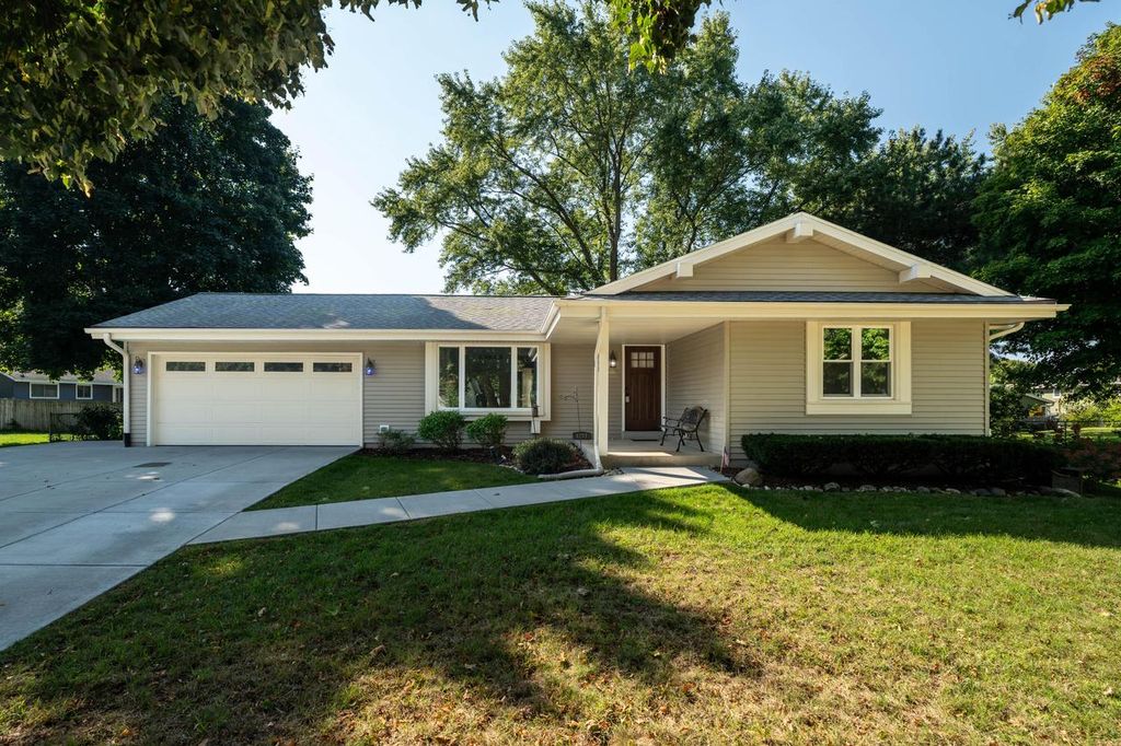 Photo of 1277 Market PLACE, Waukesha, WI 53189 (MLS # 1937386)