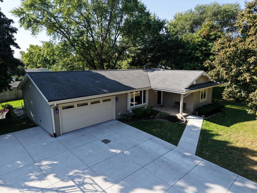Photo of 1277 Market PLACE, Waukesha, WI 53189 (MLS # 1937386)