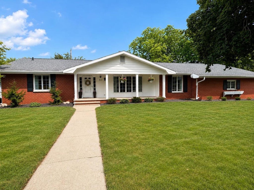 Photo of 826 Green STREET, Seymour, WI 54165 (MLS # 50329592)