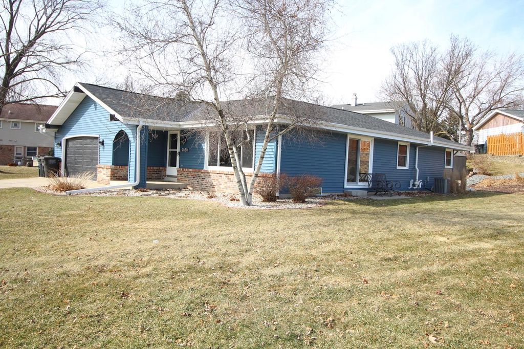 Photo of 9830 W Plainfield AVENUE, Greenfield, WI 53228 (MLS # 1952016)