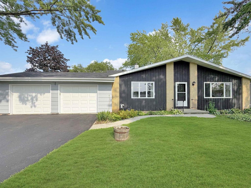 Photo of 130 Barton ROAD, Oshkosh, WI 54904 (MLS # 50331037)