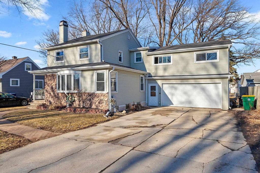 Photo of 870 Waverly PLACE, Green Bay, WI 54304 (MLS # 2018348)