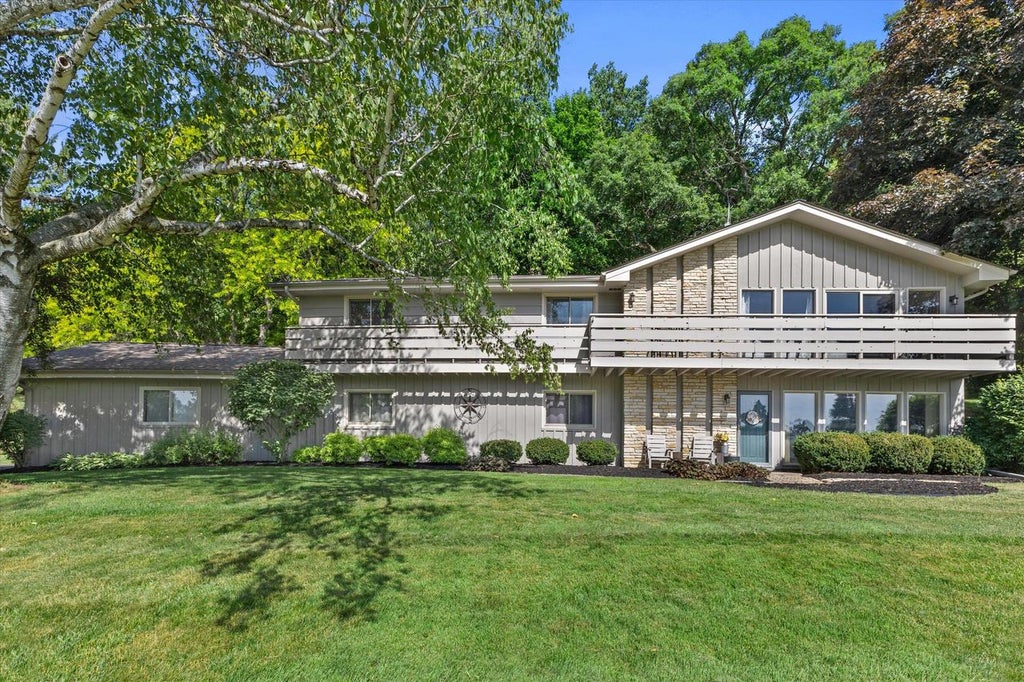 Photo of W290S2811 Carmarthen DRIVE, Waukesha, WI 53188 (MLS # 1966914)