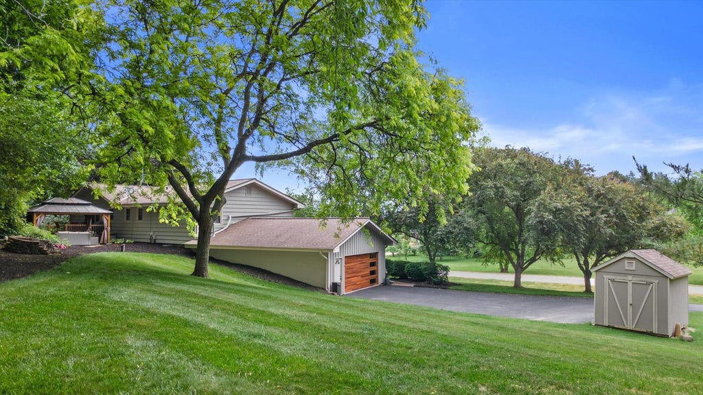 Photo of W290S2811 Carmarthen DRIVE, Waukesha, WI 53188 (MLS # 1966914)