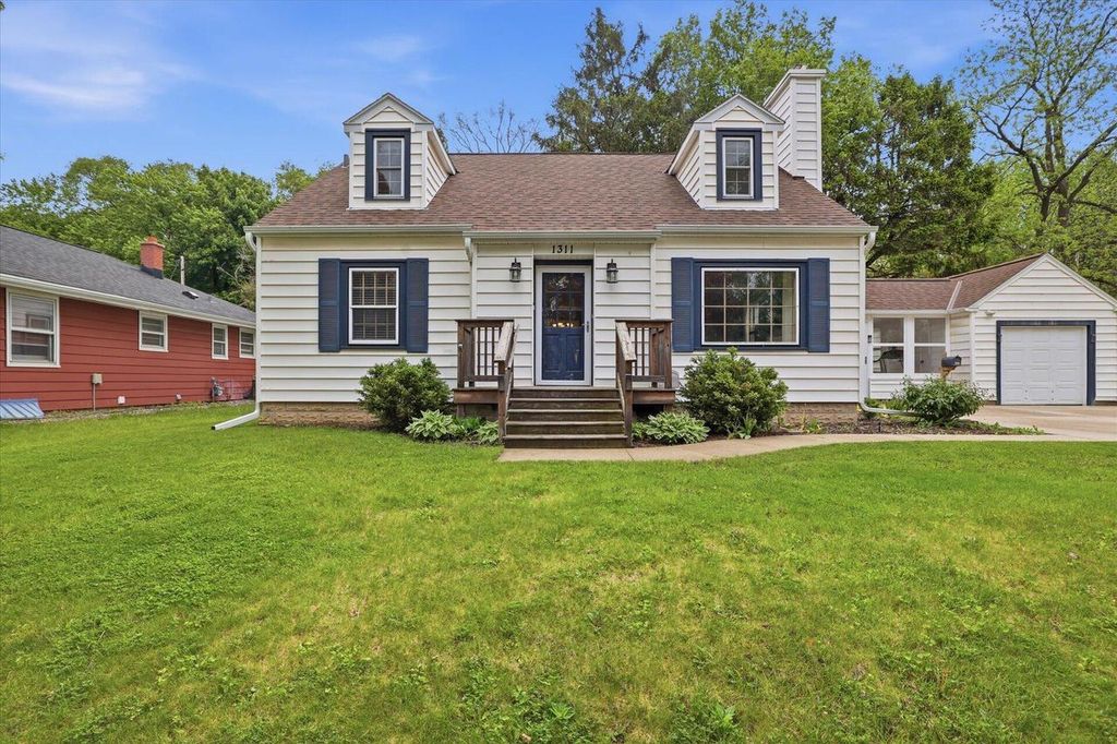 Photo of 1311 Garfield AVENUE, Waukesha, WI 53186 (MLS # 1963307)