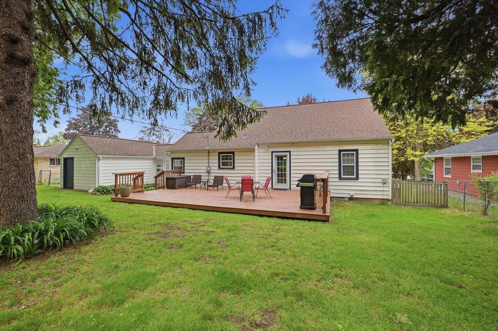 Photo of 1311 Garfield AVENUE, Waukesha, WI 53186 (MLS # 1963307)