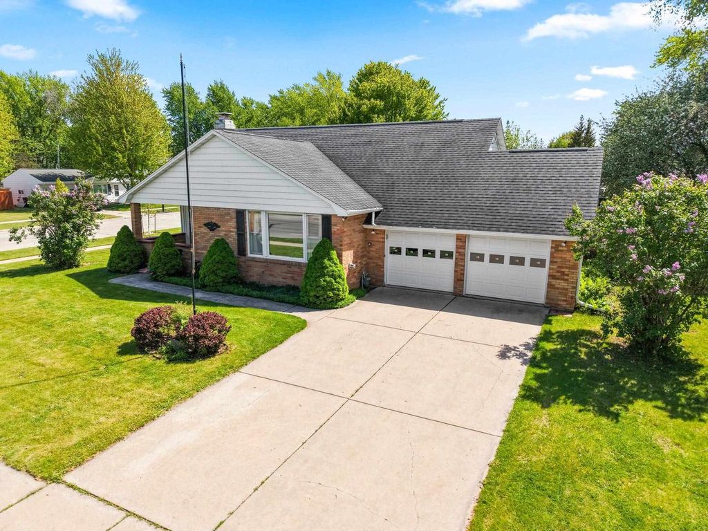 Photo of 1833 Bond STREET, Green Bay, WI 54303 (MLS # 50326310)