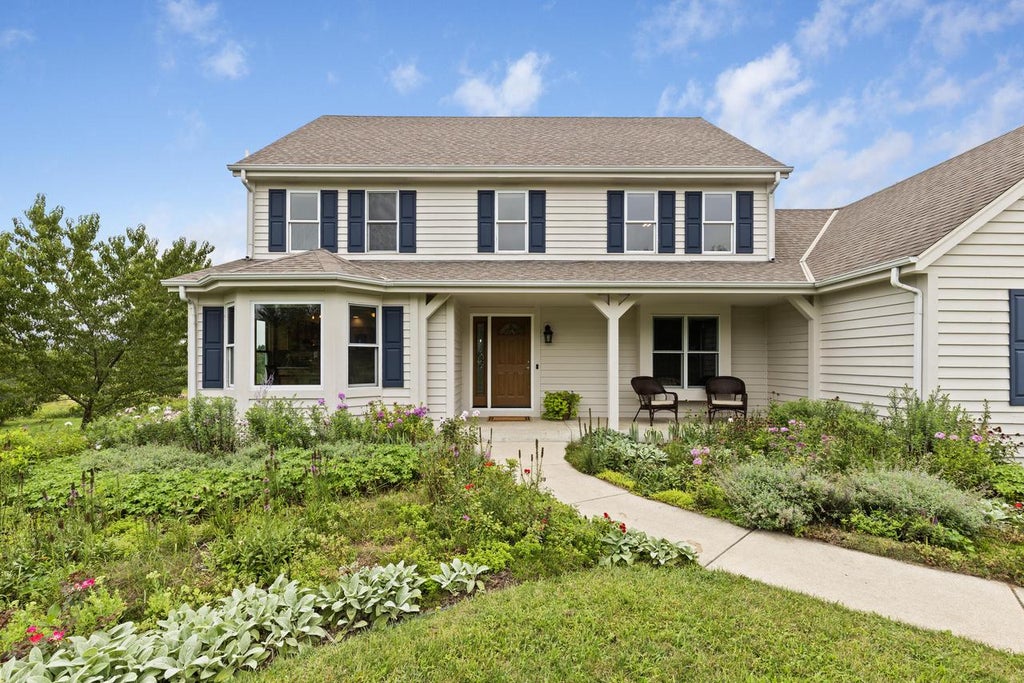 Photo of W248S6006 Deerfield CIRCLE, Waukesha, WI 53189 (MLS # 1976168)