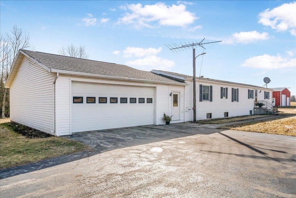 Photo of N6810 County Road D, Algoma, WI 54201 (MLS # 50322041)