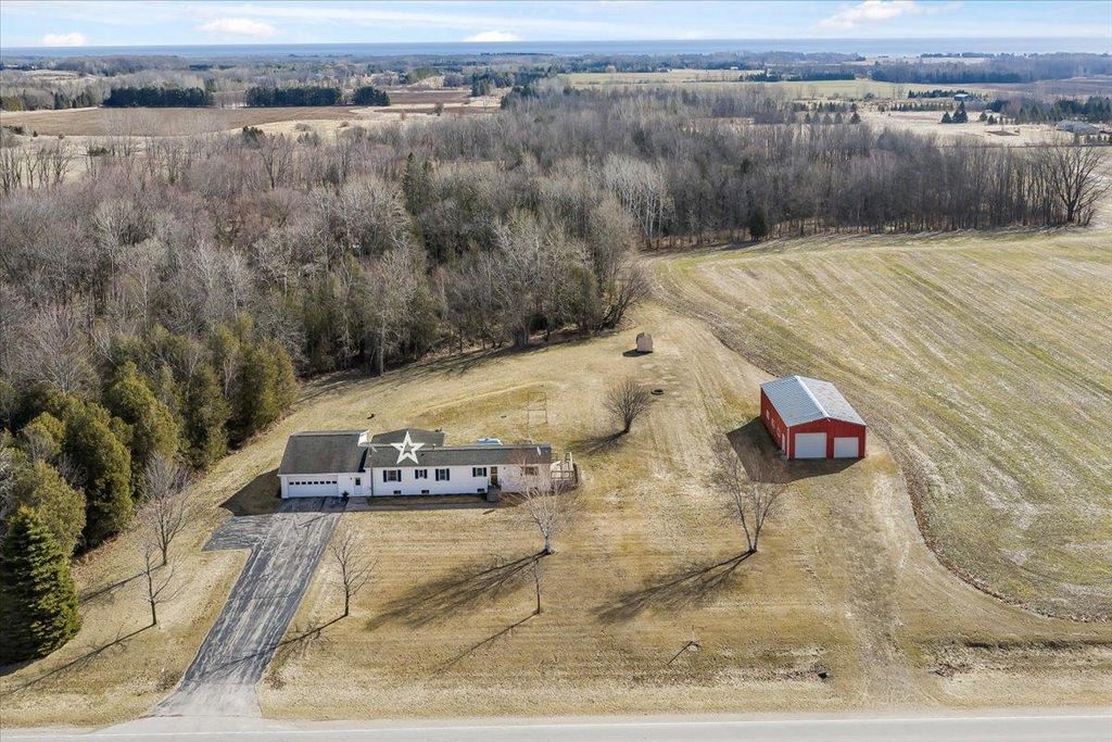 Photo of N6810 County Road D, Algoma, WI 54201 (MLS # 50322041)