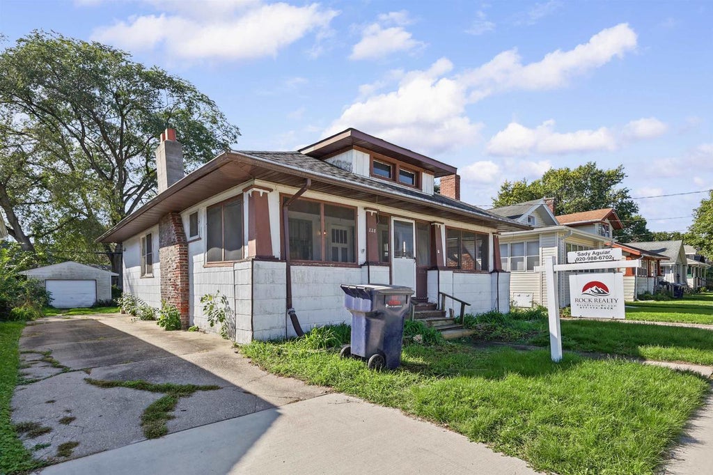 Photo of 828 Sherman AVENUE, Janesville, WI 53545 (MLS # 2032081)