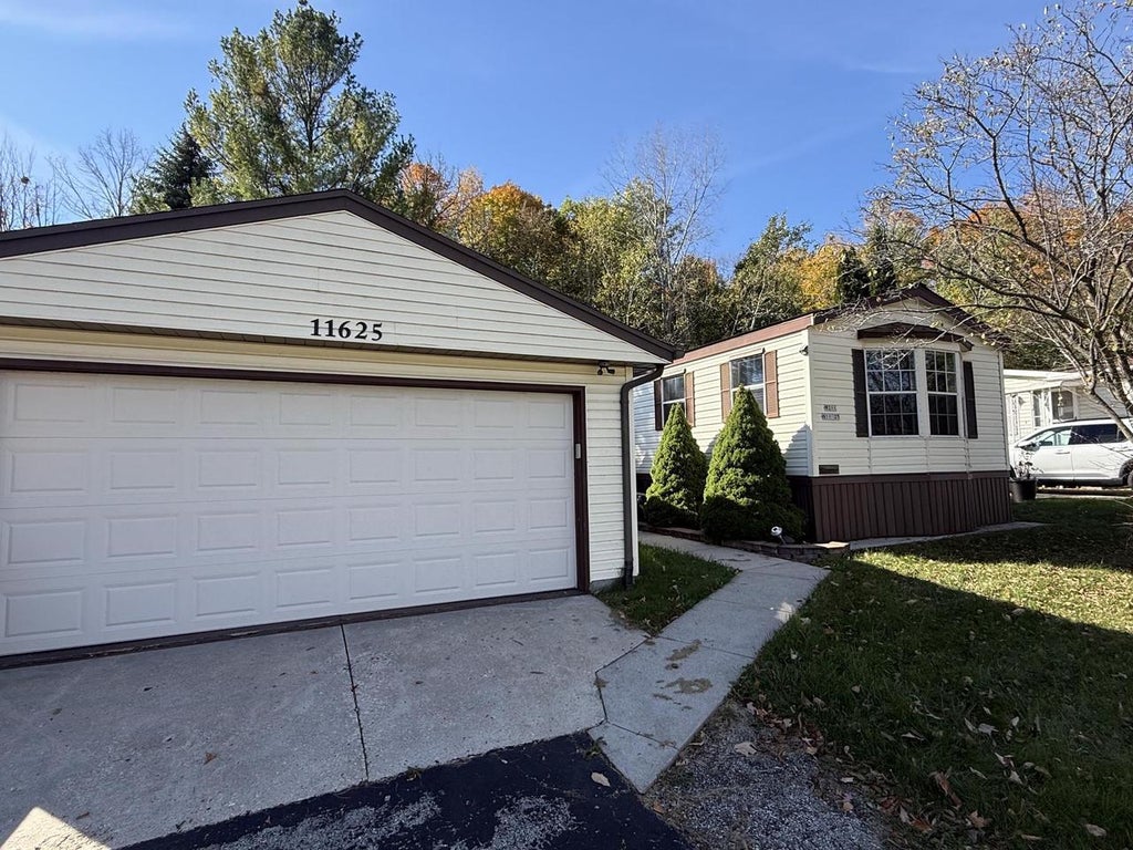 Photo of W211N11625 Hilltop CIRCLE, Germantown, WI 53022 (MLS # 2035442)