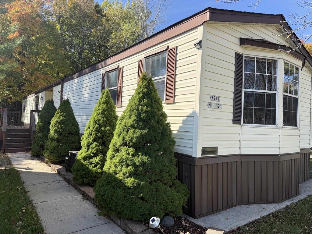 Photo of W211N11625 Hilltop CIRCLE, Germantown, WI 53022 (MLS # 2035442)