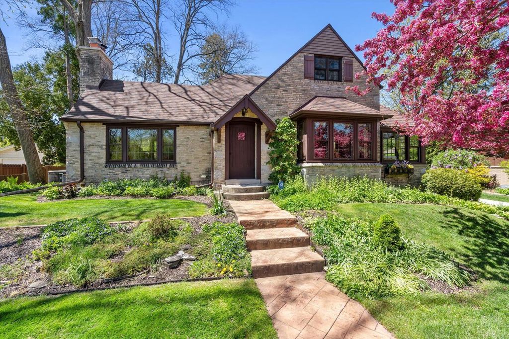 Photo of 7015 N Milwaukee River PARKWAY, Glendale, WI 53209 (MLS # 1959346)
